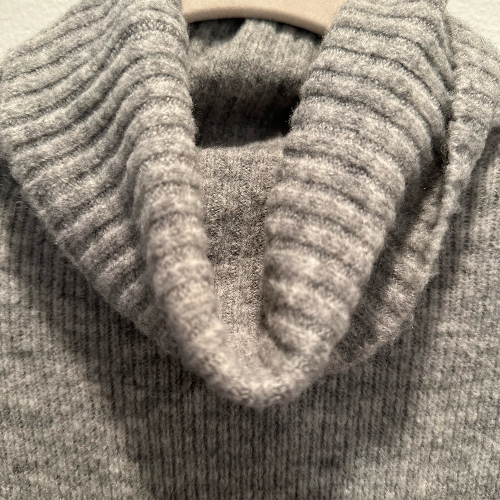 Refine Colorblock Sweater - Picture 4 of 10
